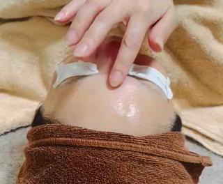 「うわっ︎」って絶対驚かれます♡

終わった後お客様に毛穴施術をしたところを
手で触って頂くと
毎日自分が触れてきたお肌なので違いが分かる。
まず一つ実感、次に見て実感。

1ヶ月に一回のケアを継続して続けていく事で
だんだんたまらなくなり、開いた毛穴もだんだんきゅっと引き締まった毛穴美人へ︎♡ 