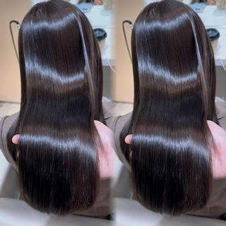 【ナチュラルストレート×オリーブブラウン】

ナチュラルストレートはできるだけ髪の毛がかたくならないように柔らかいストレートを再現いたします

オリーブブラウンは赤みとオレンジみが気になる方に特にオススメの透明感カラーです 