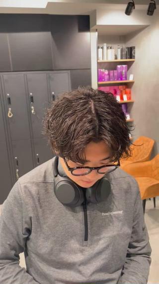 この冬おすすめ波巻パーマ！上げても下ろしてもかっこいいスタイルです

冬こそメンズパーマ！！

パーマ感の強さもしっかりとカウンセリングした上で決めさせていただきます

#波巻パーマ#波巻スパイラル#センターパート#パーマ男子#メンズパーマ 