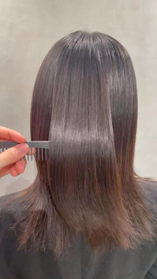 髪質改善酸性ストレート
乾かしただけでブローやアイロンなしでこの艶感とまとまりが手に入ります朝のスタイリングの時間を減らしたい方、艶が欲しい方、ボリュームを落としたい方おすすめです♪♪結んでも後がほぼつかないのでそこもポイントです
酸性ストレート・髪質改善ストレート僕にお任せください 