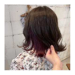 アッシュグレージュ×カシスピンクの組み合わせが大人可愛い 