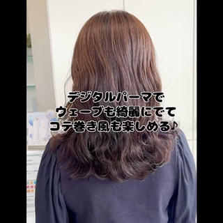 コテ巻き風デジタルパーマ♪パーマはカジュアルやラフな服装が好きな方にはおすすめ♪ムースやオイル、バームをつけるだけで簡単におしゃれに！カジュアルな服装に相性◎カットは2ヶ月、パーマは4ヶ月​〜​6ヶ月に一度当てるとかなり綺麗にキープできます♪ 