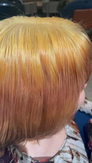 ダメージや色ムラで広がりやすい髪を、
“落ち着いてまとまるツヤ髪” に整えるメニューです。

ブリーチやカラーを繰り返して、
︎ 中間がオレンジに硬化
︎ 毛先がパサついて引っかかる
︎ 手触りがガサガサ
︎ 表面がふわふわ浮く
こういう状態になると、普通のトリートメントでは戻りません。

当店の髪質改善は
● 内部のスカスカ部分にタンパク質を補給
● CMC・脂質で水分保持力を回復
● 表面を整えて“ツヤのベール”をつくる
という工程で、髪の中から順番に補強していきます。 