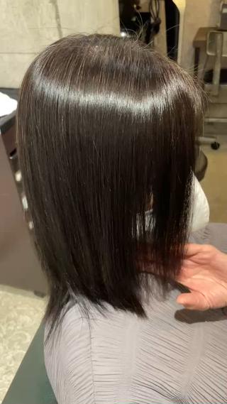 写真は乾かしただけ。
アイロン仕上げで誤魔化していません。

薬剤は髪の体力に合わせて調整し、
必要以上に負担をかけない設計で施術しています。

朝のアイロン時間をなくしたい方、
湿気に負けない髪にしたい方、
大人世代の“ツヤが欲しい”悩みにもおすすめです。 
