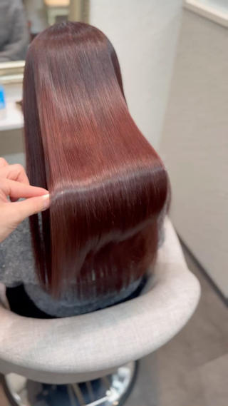 ふとした動きで艶めくピンクバイオレットカラー

髪質改善の施術にプラスでカラー剤にも栄養素をたっぷり配合。

極上の質感へ導きます♪ 