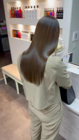 オリーブベージュで色味を落ち着かせながら髪質改善での質感UP♪

カラー剤に個人で仕入れてる処理剤を使用して
・質感、艶感UP
・色持ちUP

を叶えます♪

サイエンスアクアとの組み合わせメニューが難しい方は
こちらのカラーがオススメです！ 