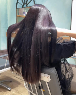 ほんのり青みのある葡萄色 