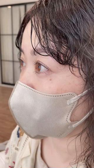 まつ毛はロングのぱっちりに仕上げた分眉は作り込み過ぎない抜け感仕上げに。
眉尻まで綺麗にお生えな方だったので描かずにクリアジェル仕上げです。
全体のバランス大切 