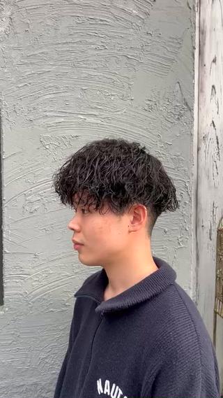 癖毛を活かしてストレートではなくパーマを当てることで伸びてきた時もスタイルをそのまま保てるように似合わせパーマスタイル！ 