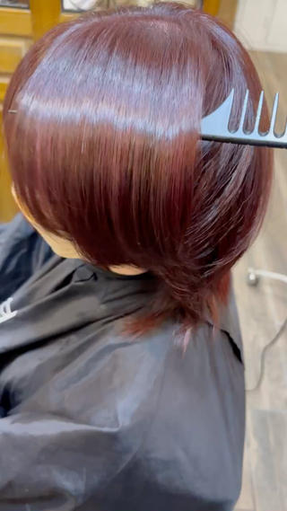 カラーと同時施術の髪質改善トリートメントで驚きの艶！ 