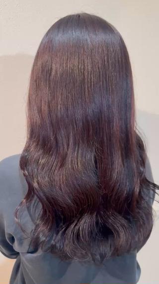 ラベンダーネイビー

補色のラベンダーカラーとネイビーを1:1で混ぜたお色味で
ラベンダー強めの透明感カラーに
ブリーチをしてあげるとよりお色味を強くしたりもできるので自分好みのカラーにしてあげることができます 