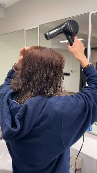 パーマ履歴のある髪をワンカラーで明るめブラウンに‪ 