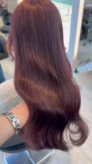 ブリーチ1回で大人っぽラベンダー

色味だけど深めの色なので派手すぎない

さらにホームケアや髪質改善などでブリーチをしても艶髪に 