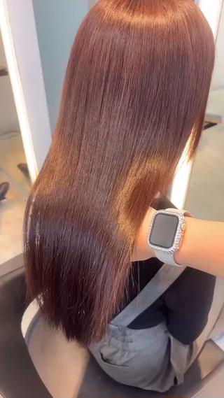 ブリーチなしダブルカラーでピンクブラウン

ワンカラーに比べて色味を楽しむことが出来ます*゜
しかし1日でカラーを2回するのでワンカラーよりダメージはしやすくなります
なのでお家でのヘアケアやサロンでのケアをする事でダメージを最小限に艶髪にできちゃいます(* 'ᵕ' )☆ 