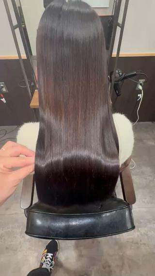 トステアトリートメントで髪の毛の毛髪内部を強化し、アイロンを通すことによって効果を促進するため、日々のドライヤーや、セットでも艶感が損なわれにくく、お手入れがとても簡単になります♪ 