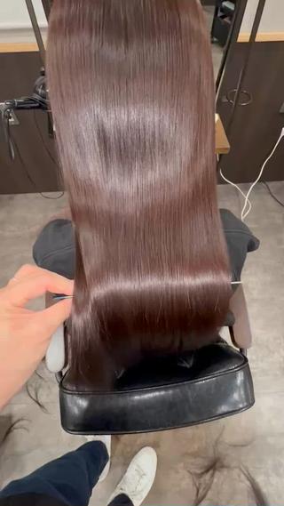 トステアトリートメントで髪の毛の毛髪内部を強化し、アイロンを通すことによって効果を促進するため、日々のドライヤーや、セットでも艶感が損なわれにくく、お手入れがとても簡単になります♪ 