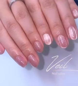 《¥4,500／マグネットワンカラー》
繊細なきらめきが角度で変わる、大人シンプルなマグ仕上げ
肌なじみのいい淡カラーで、上品なちゅるん感です 