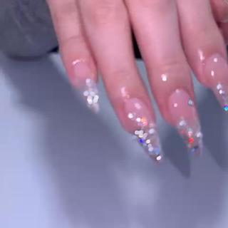 数種類のラメをMIXして、奥行きのある輝きに仕上げました𓂃𓈒𓏸⋆
パール×ビジューでさりげなく華やかに 