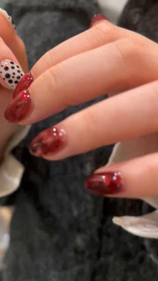 ドットネイル&レッドネイル
ホログラムやラメを使って可愛く仕上げました 