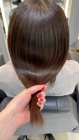 髪質改善トリートメントで内側から芯のあるツヤ髪に
続けることで髪質手触りツヤ感がより良くなりますが1回でも効果抜群です◎

是非1度お試しください 