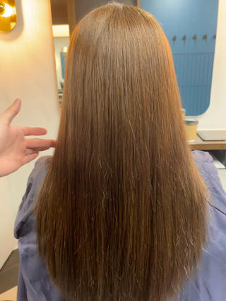正真正銘手で乾かしただけ。
カラー剤に特殊なトリートメント成分を混ぜ込むことで、カラーと同時に髪質改善を行います。 カラーをする前より髪質が向上し、髪にハリコシや艶が出ます。通常カラーに比べて、色持ちが良くなるのも特徴です。「カラーは髪が傷む」という概念が変わります！美髪縮毛矯正後のアフターケアにもオススメです。
※癖やパヤパヤ広がりは治らない為、お悩みの方は美髪縮毛矯正をお選びください。 