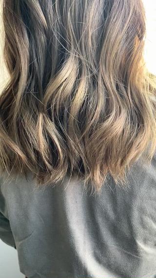 オリーブベージュのグラデーションカラー 