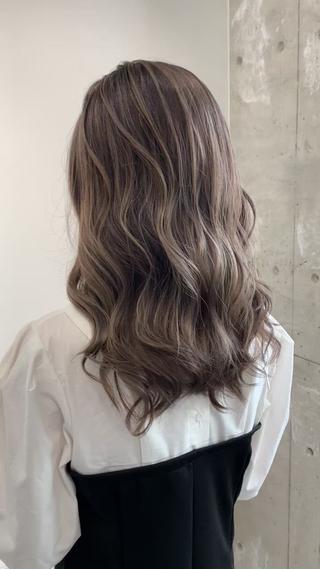 グレージュのバレイヤージュスタイル 