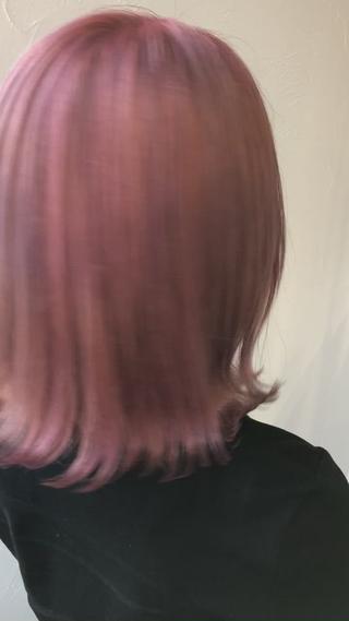 コーラルピンク

ブリーチ一回から二回でできますよ

柔らかみのあるピンクはかわいいですね 