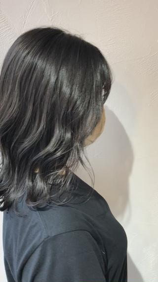 オリーブグレージュのミディアムヘア 