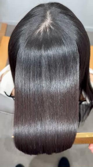 従来の縮毛矯正と違い髪質改善成分を使用しながらの縮毛矯正を施術
毛先の枝毛もドライヤーで乾かすだけで収まる髪に
※洗い流さないトリートメントを付けて艶を出してません 