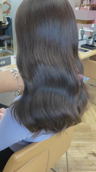 イルミナカラー特有のコーティングで艶を出して指通りが回復します
最高級TOKIOトリートメントで髪の毛も１４０％回復


_______________

このクーポン限定の特別なお薬をつけ仕上げのコテ巻きで【極艶】な後ろ姿に…



髪の毛が綺麗に見えるような独自の調合
ツヤッツヤになるトリートメントの質感調整
光が反射する僕にしかできない艶巻き仕上げ


皆さん自分の綺麗になった艶髪にびっくりされます
是非一度体験しにきてください 