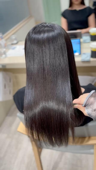 髪表面の気になるパヤパヤにも。
縮毛矯正で朝のスタイリング、お風呂後の乾かしがぐっと楽に。
柔らかい質感の縮毛矯正で、乾かすだけでまとまる美髪を叶えます！ 