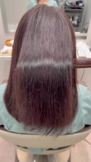 髪質改善とケアカラーで
うるおいとツヤは与えられます♡

うねりやパヤ毛をなくしたい方は
縮毛矯正を1度かけてベースを整えた方が
綺麗なので縮毛矯正付きのコースを
お選びください♡ 