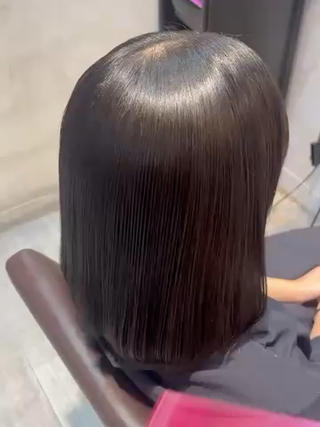 梅雨の時期湿気で広がる髪に縮毛矯正で雨に負けないツヤ髪に!