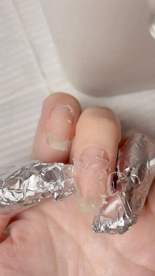 パラジェル以外のベースジェルも2種類ご用意しております
こちらはパワーベースゼオというベースジェルを3回ほど使用した場合のオフの様子です！
・ぺろんとオフできる（使用3回目頃​〜​）
・オフ後も爪が白くなりにくい
・爪を痛めにくい弱酸性
・抗菌成分配合グリーンネイル対策
ジェルネイル初めてのかたにもおすすめ
詳しくはお尋ねください！ 