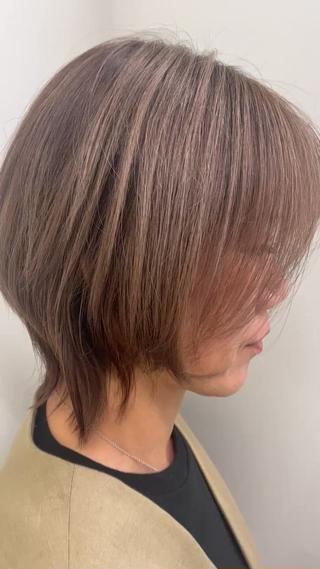 白髪率90%
顔周りと表面だけ薄くスライスをとってブリーチ。
それだけで陰影のある白髪ぼかしカラーに!