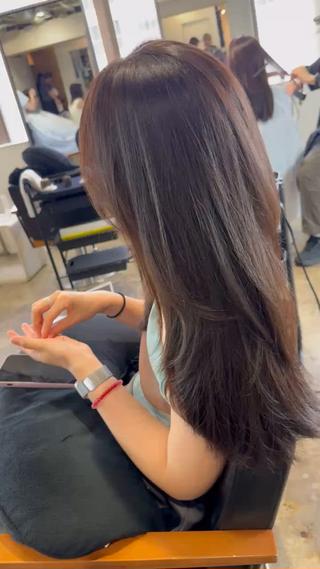 酸性ストレートにレイヤーカットで動きをつけました 