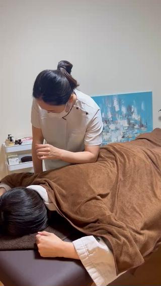 美容と健康は「めぐり」から。
ドライマッサージ60分では、
滞りがちな筋肉や関節をやさしくほぐし、
全身のバランスを整えます。
呼吸に合わせたリズムで緊張が解け、
終わった後は軽やかで、
内側から自然に整う感覚を。
美容ケアとしても、
リラックス時間としても人気のコースです。