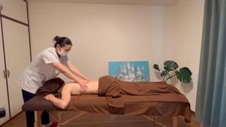 植物の香りに包まれながら、全身をゆったりとほぐすアロママッサージ。
リンパや血流の巡りを整え、心身ともに深いリラックスへ導きます。