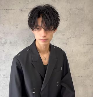 シャドウパーマセンターパート

大人気のスタイルなのでおすすめです！ 