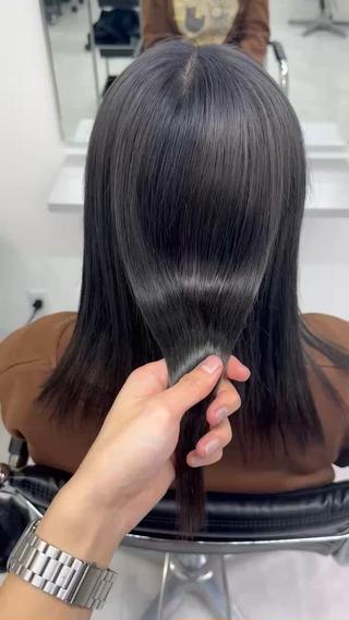 ブリーチカラーでできるグレージュ
成人式や春休みなどで髪を明るくしたい方におすすめのカラーでございます！！ 