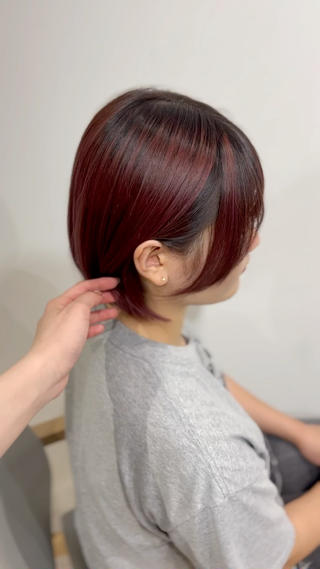 ブリーチオンカラーで深みのあるワインレッド︎
髪質改善カラーでサラツヤに。

髪質改善カラー　酸熱カラー　ワインレッド　暖色カラー　
秋カラー　艶カラー 