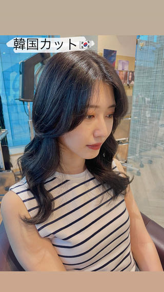 顔周りにレイヤーを入れることで今どきの韓国ヘア 
