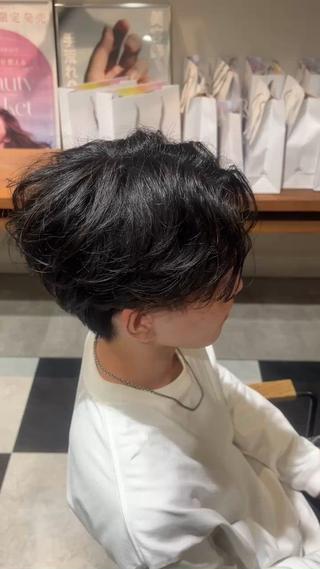 最近トレンドのフェザーパーマ
ニュアンスパーマより動きのある毛流れでより動きが欲しい方はおすすめです!