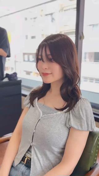 前髪は長めで大人っぽく
レイヤーカットで軽さのあるスタイルに！ 