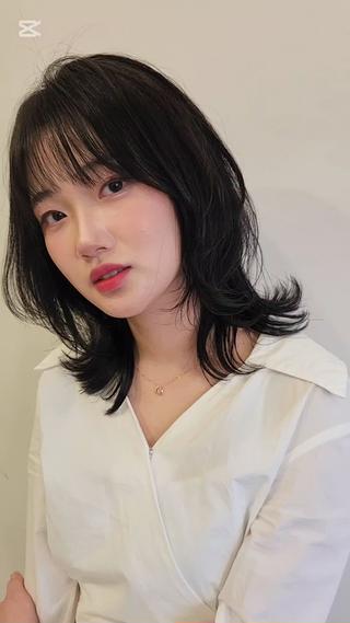 全体に高めのレイヤーが入ったミディアムスタイルです。
巻き方がポイントですが、必ず共有します！ 