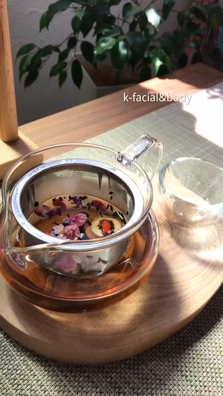 こんにちは
k-facial＆bodyです、

夏に入りますとお体が熱を持ち始まります

漢方とは東洋医学であり
さらに、風熱.風寒などな体質もございます

三焦は横隔膜から上の胸部を指す「上焦」、
横隔膜からへその間の腹部を指す「中焦」、 
胃以下の部位を指す「下焦」に分けられます。　

三焦の水道が不通でむくみの現象で現れやすくなります、

からこそに夏に上半身熱を持ちやすく
下半身に水を溜まりやくす
#冷え　#むくみ　#倦怠感 
悩みも始まります。
もちろん、体質が色々です♪

当サロンが体質に合わせて、
漢方リンパマッサージ＆養生茶

この時期にむくみを取れますな養生茶を用意しております

自分自身が毎日を飲んでます
美味しい〜

疲れを改善しながらごゆっくり休んでくださいね♪

与野公園から徒歩3分
k-facial＆body

#駐車場あります 
#リンパデトックス  #リンパドレナージュ  #マッサージオイル 
#養生茶 
#むくみ改善  #冷え性改善 
#倦怠感 
#与野公園  #与野本町  #埼玉 
#さいたま市北区 
#上峰町 
#予約 
インスタ→ @kfacial8 