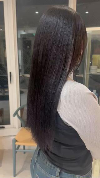 毛先は少し整えて、枝毛カットもしてます

地毛に戻す方も多いので
根元はカラー剤を付けずに塗布してます 