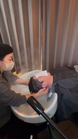 うつむいた姿勢が多い現代人の方は、頭を首で支えているため、肩から首、頭部全体が張っています。
そのままにしていると、睡眠障害や、眼精疲労の悪化に‥
また、リフトアップ効果も期待できますので、
月1回のヘッドスパでメンテナンスしましょう 