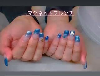 2色の青色マグネットフレンチ
貝殻や夏系パーツで海にキラキラ感が増して
一足早く初夏ネイルを先取り 